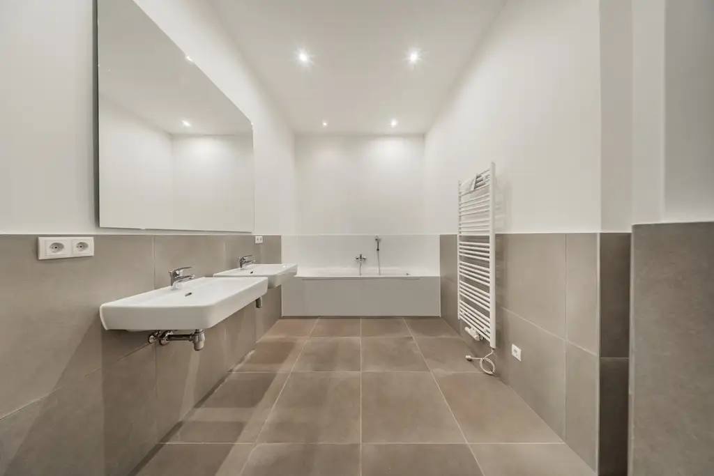 Helle, bezugsfertige 2-Zimmer-Wohnung mit moderner Küche und großem Bad!