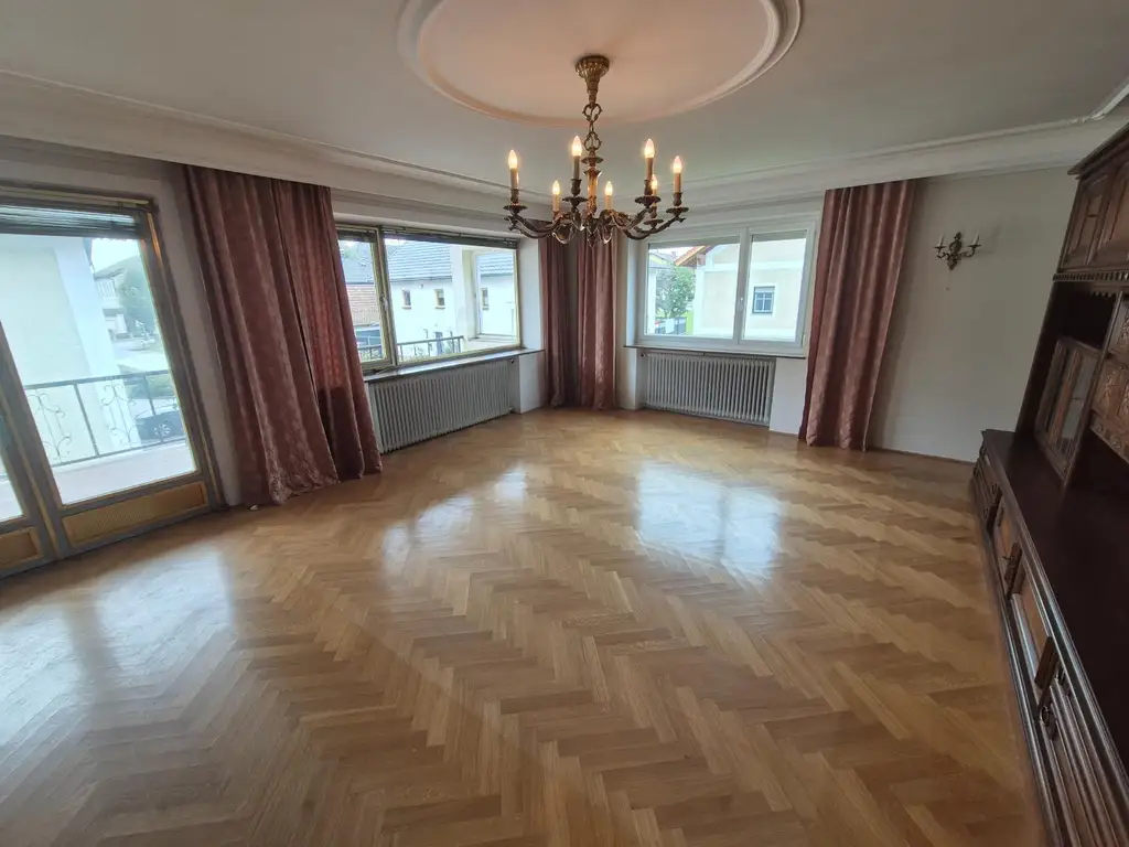 Mehrfamilienhaus mit Geschäftslokal