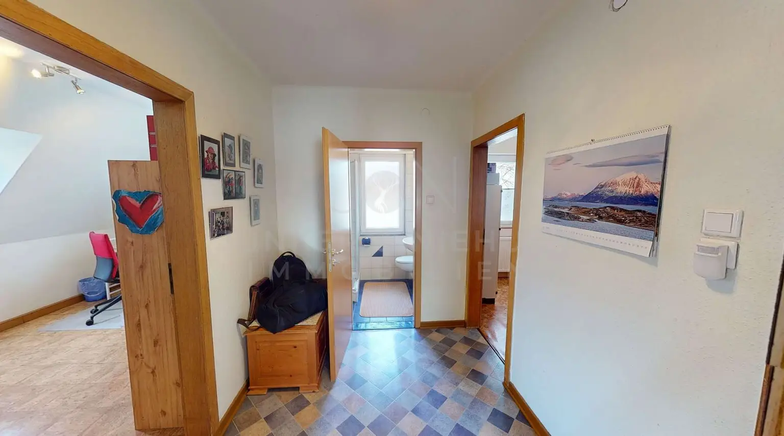 Flur mit Blick ins Bad DG