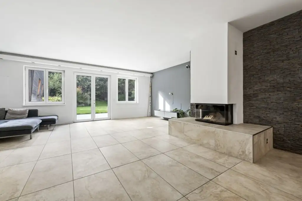 Exklusive Villa mit Nebengebäude in Gießhübl – Wohnen, Arbeiten & Wellness in Premiumlage