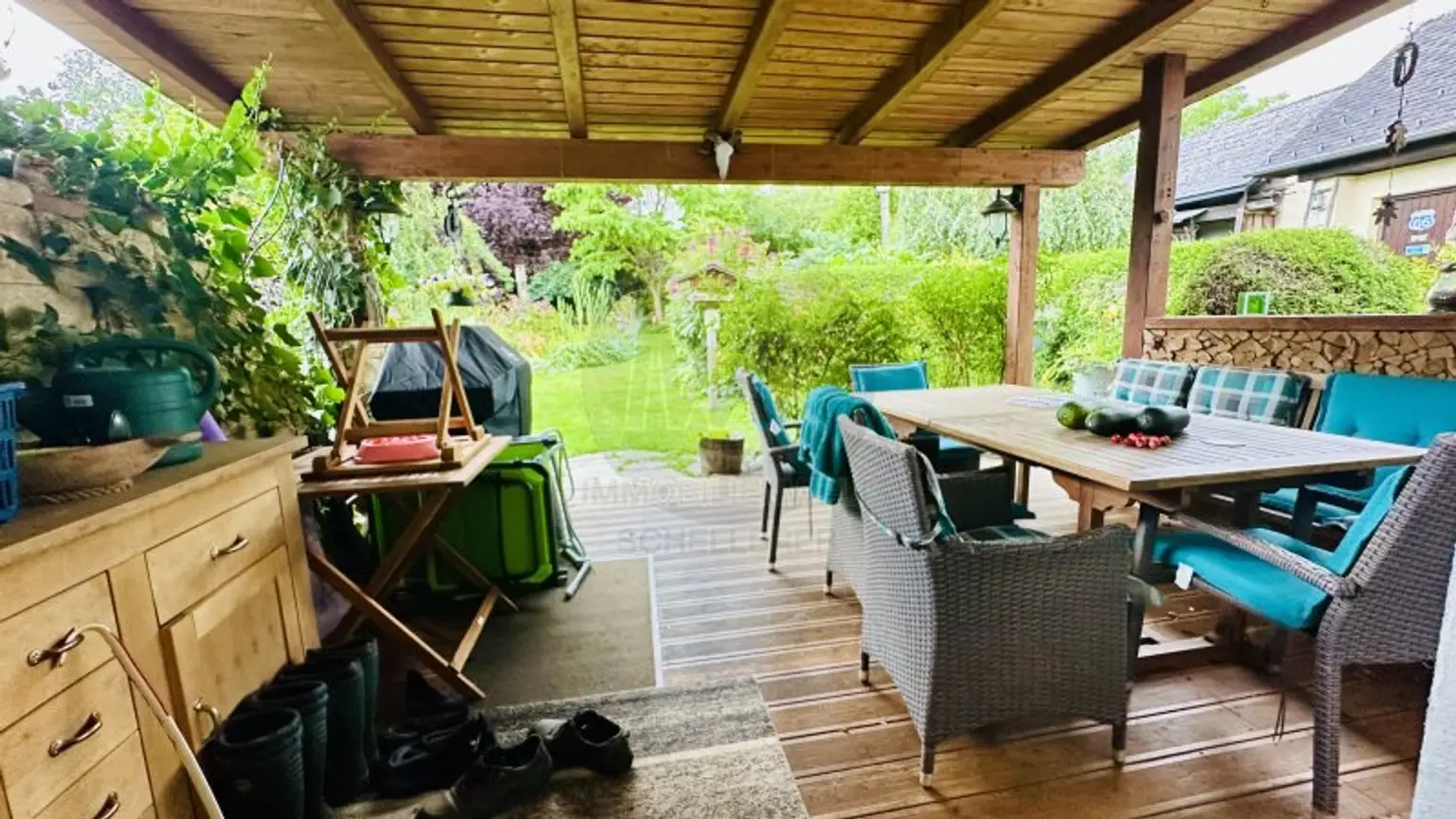 Zwei schöne Bungalows mit großem Garten