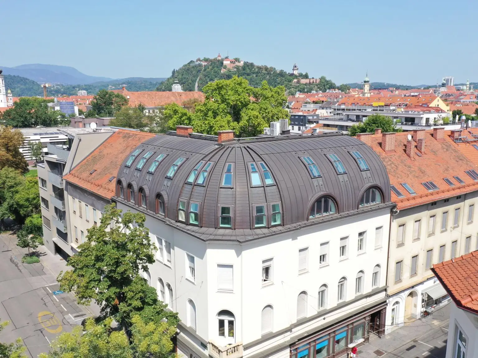 Eckhaus in zentraler Lage mit Büro- und Wohneinheiten
