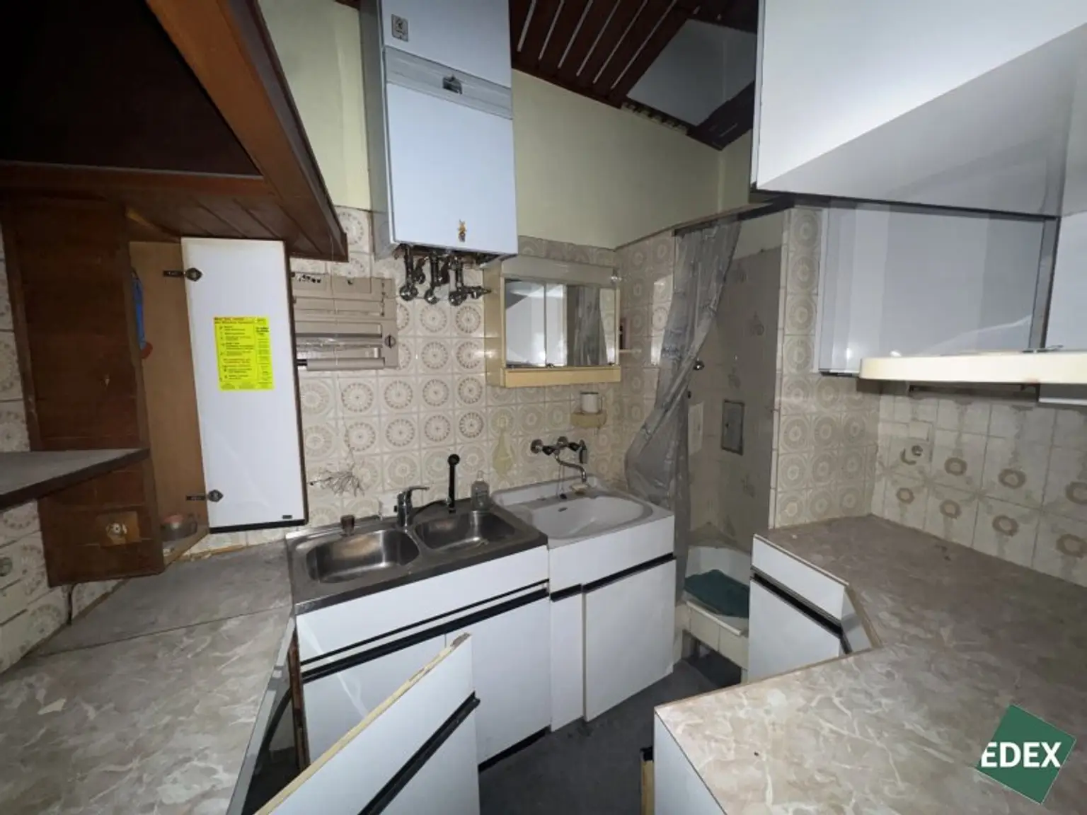 Wohnung mit Potential: Sanierungsbedürftige 2-Zimmer Wohnung nahe Augarten