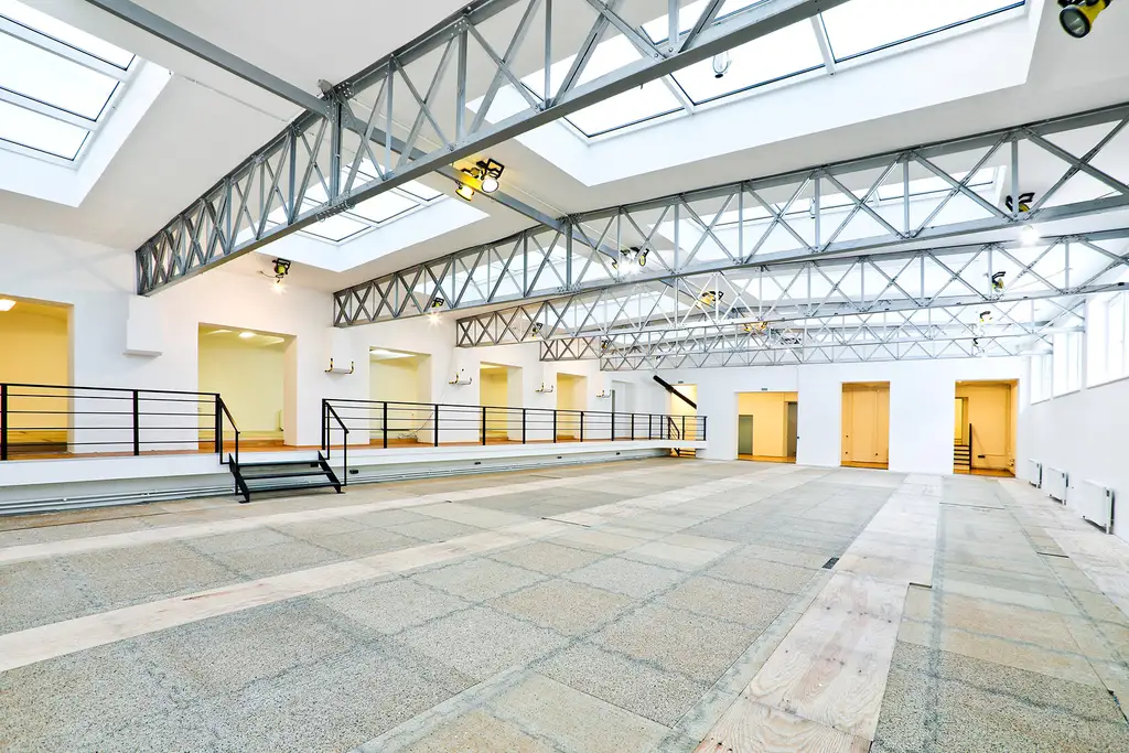 Lichtdurchflutetes LOFT mit Industriecharakter