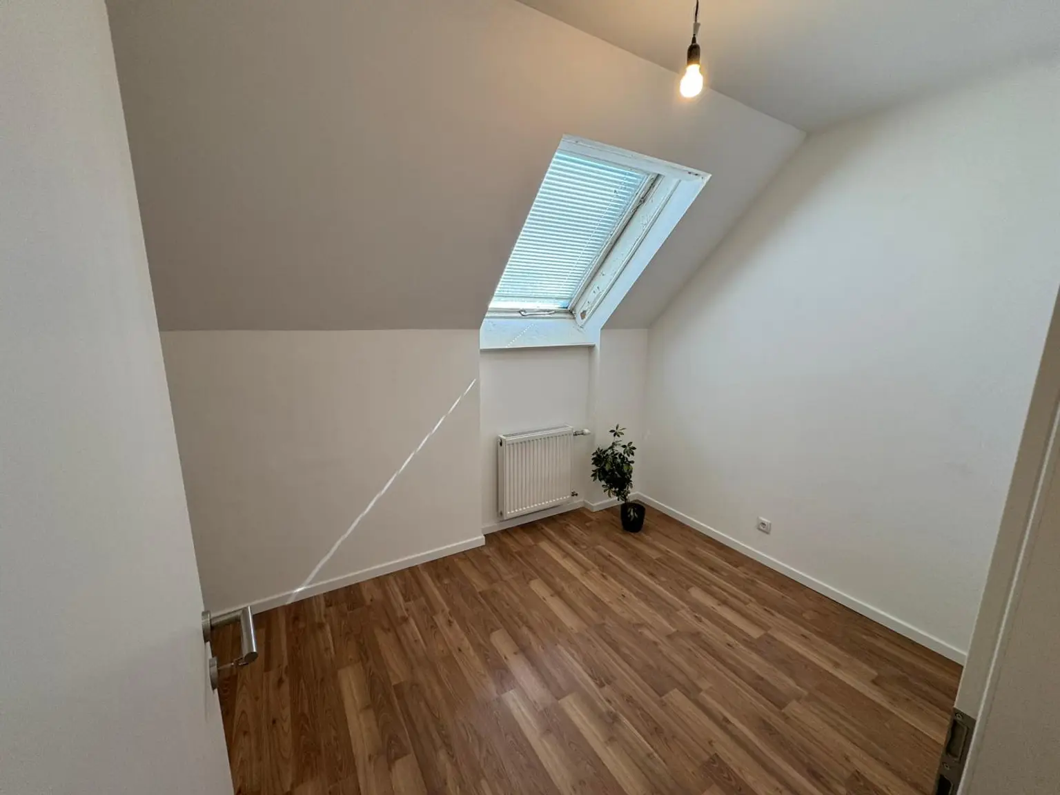 Top sanierte Dachgeschosswohnung in 1180 Wien – ideal für Singles & Paare