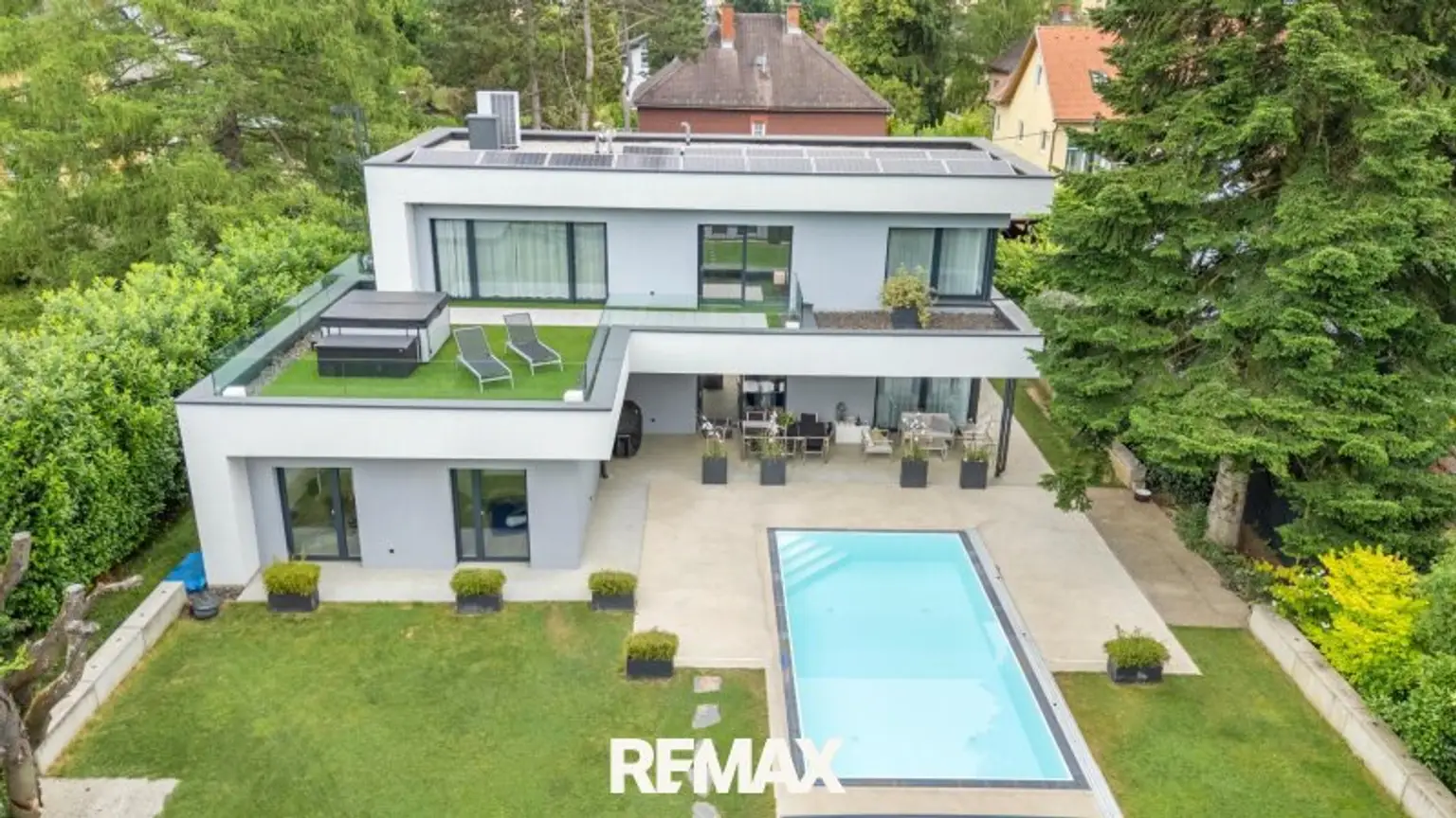 Beeindruckende Designer-Villa mit Pool und Poolhaus zum Soforteinzug!