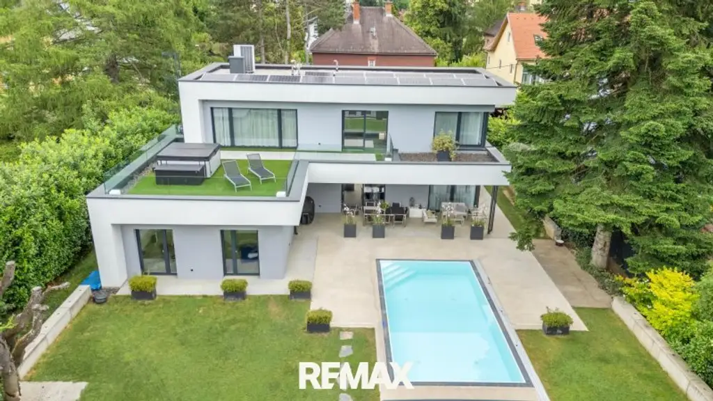 Beeindruckende Designer-Villa mit Pool und Poolhaus zum Soforteinzug!