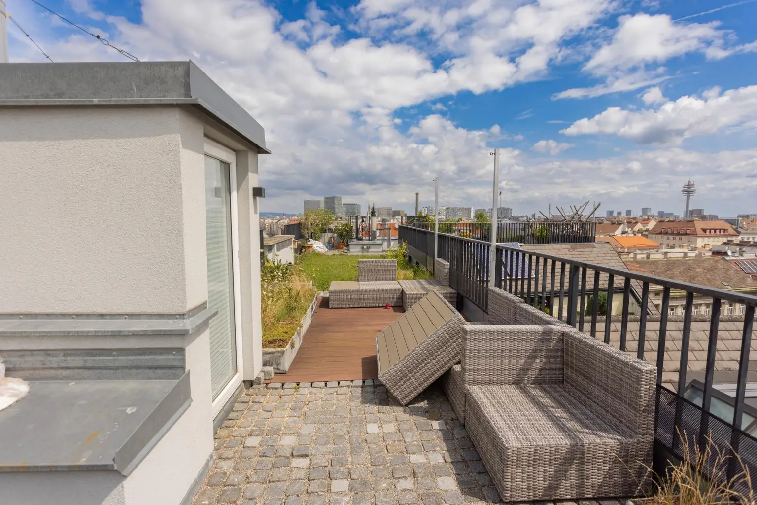 Exklusive Dachgeschoss-Maisonette mit 360° Wienblick und drei Terrassen - 1100 Wien