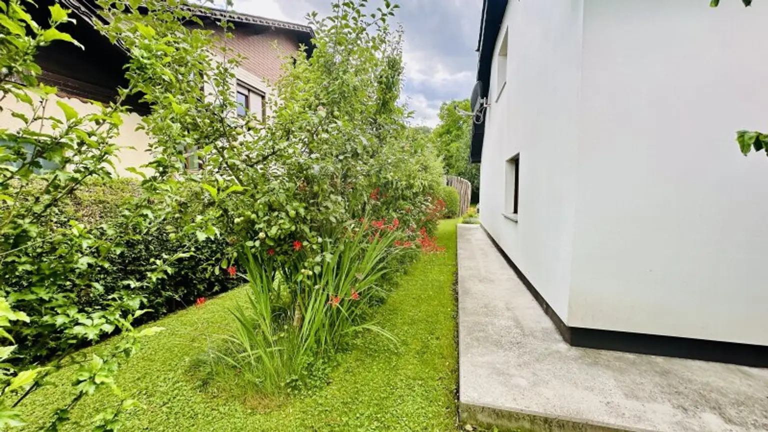 Zwei schöne Bungalows mit großem Garten