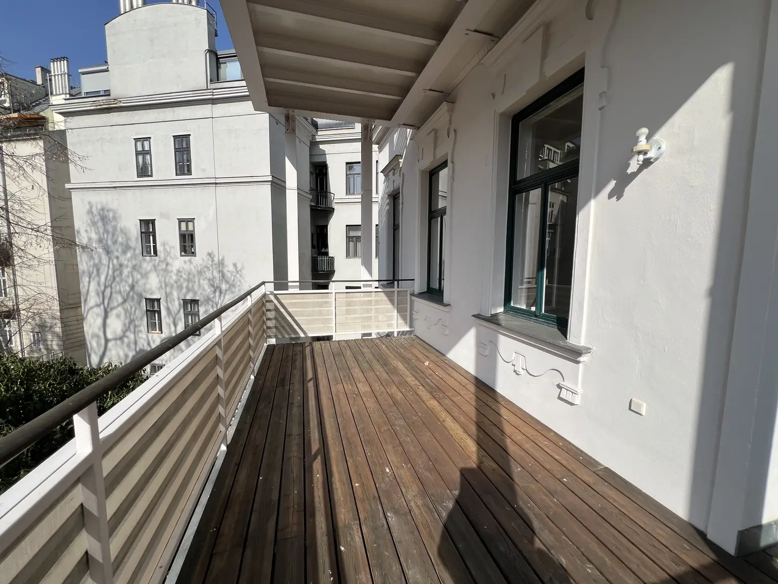 In Vorbereitung: Ansprechendes Apartment mit Terrasse und mit Blick in palais-artigen Garten / Exquisite apartment with terrace and view of the palatial garden