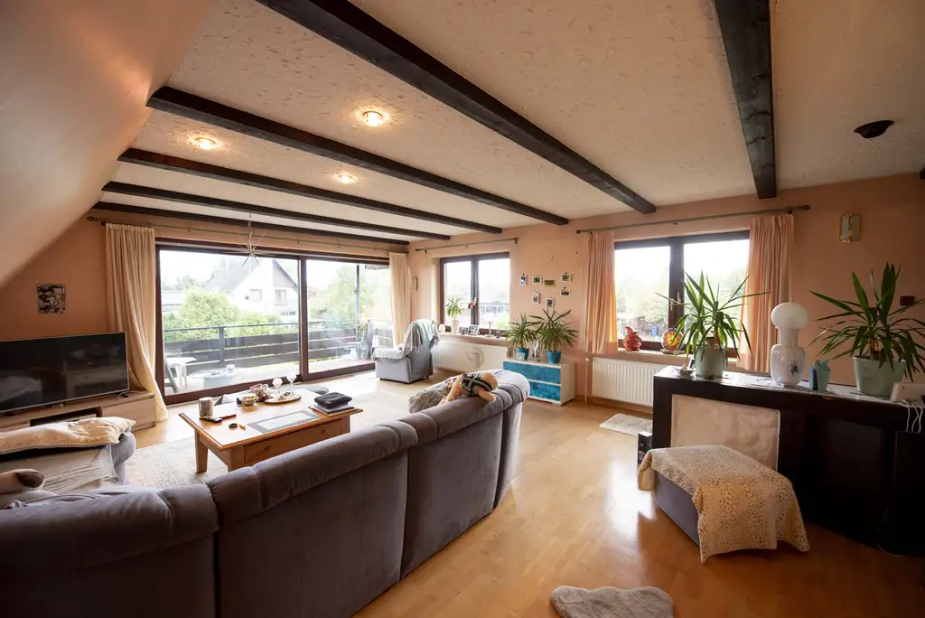 Charmante Obergeschosswohnung mit großer Loggia in ruhiger Lage von Stelle