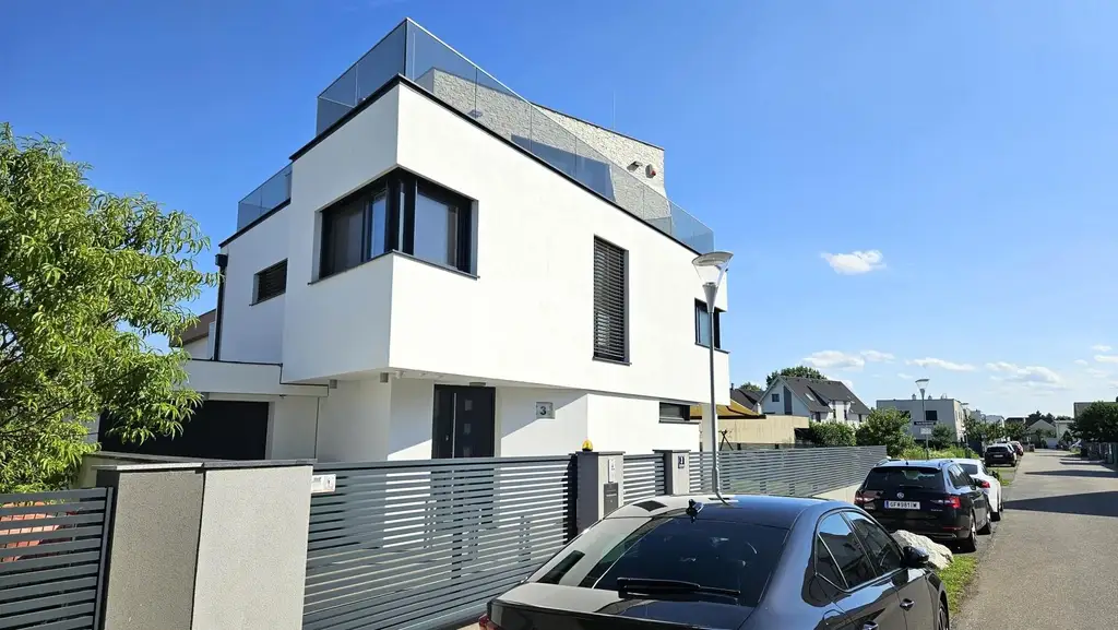 Moderne Arch.-Villa im neuen Villenviertel von Großenzersdorf bei Wien // Modern arch. villa in new villa district of Großenzersdorf near Vienna //