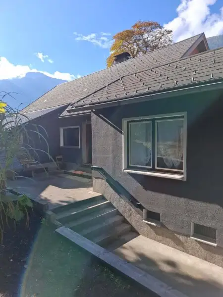 Großzügiges, vielseitig nutzbares Wohnhaus mit umfangreichem Ausbaupotenzial – Teilrenoviert und bereit für Ihre individuellen Wohnträume!