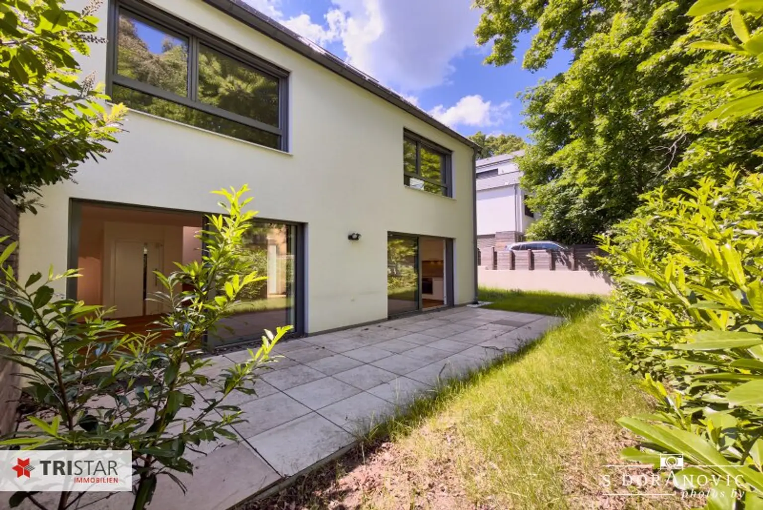 Zum Verkauf: Exklusive Doppelhaushälfte mit Aufzug, Keller, Garten & Terrassen in 2372 Gießhübl – Neubau 2022, sofort bezugsfertig!
