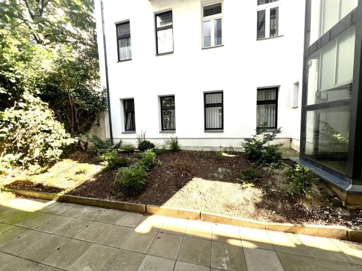 Großzügige 3-Zimmer-Praxis oder Büro mit Gartenterrasse in Wien 12 - Hetzendorf inkl. Gartenterrasse - barrierefrei(!)
