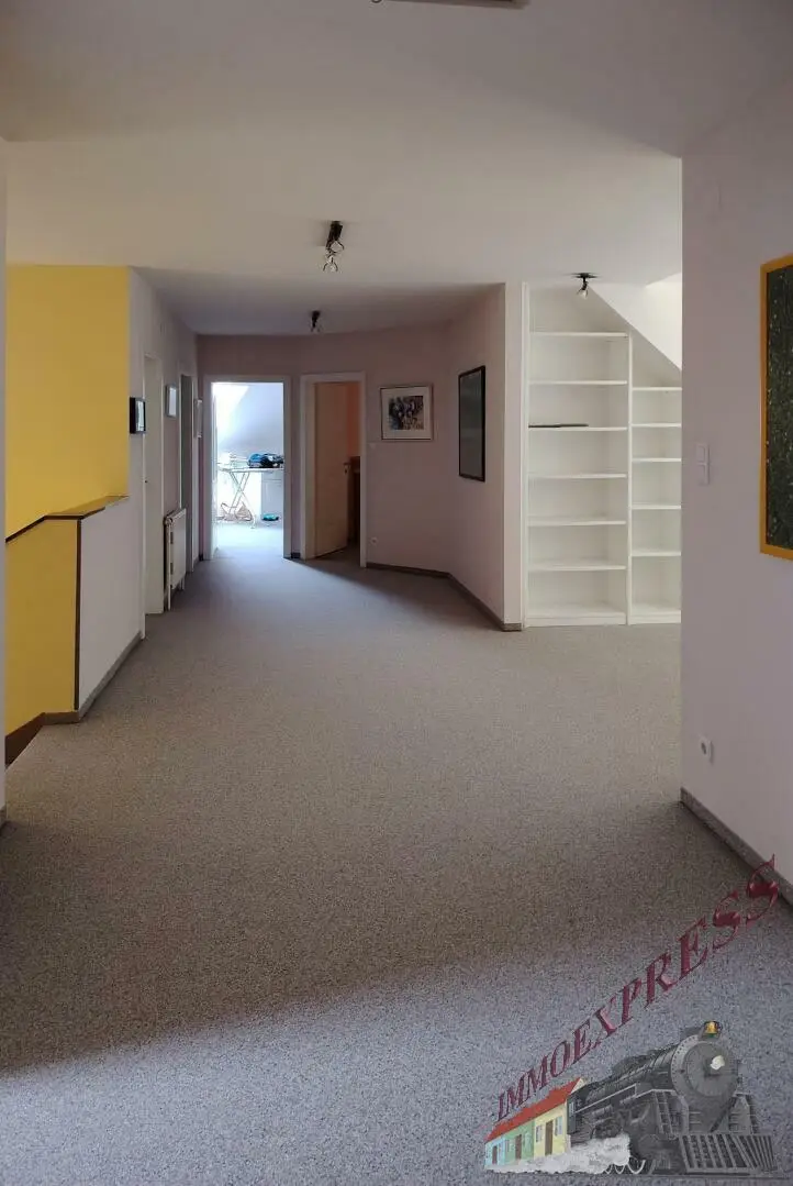 Tolle Villa mit neuer PV-Anlage bietet viel Platz und ruhige, grüne Umgebung – 38 min zur Stadtgrenze Wien!