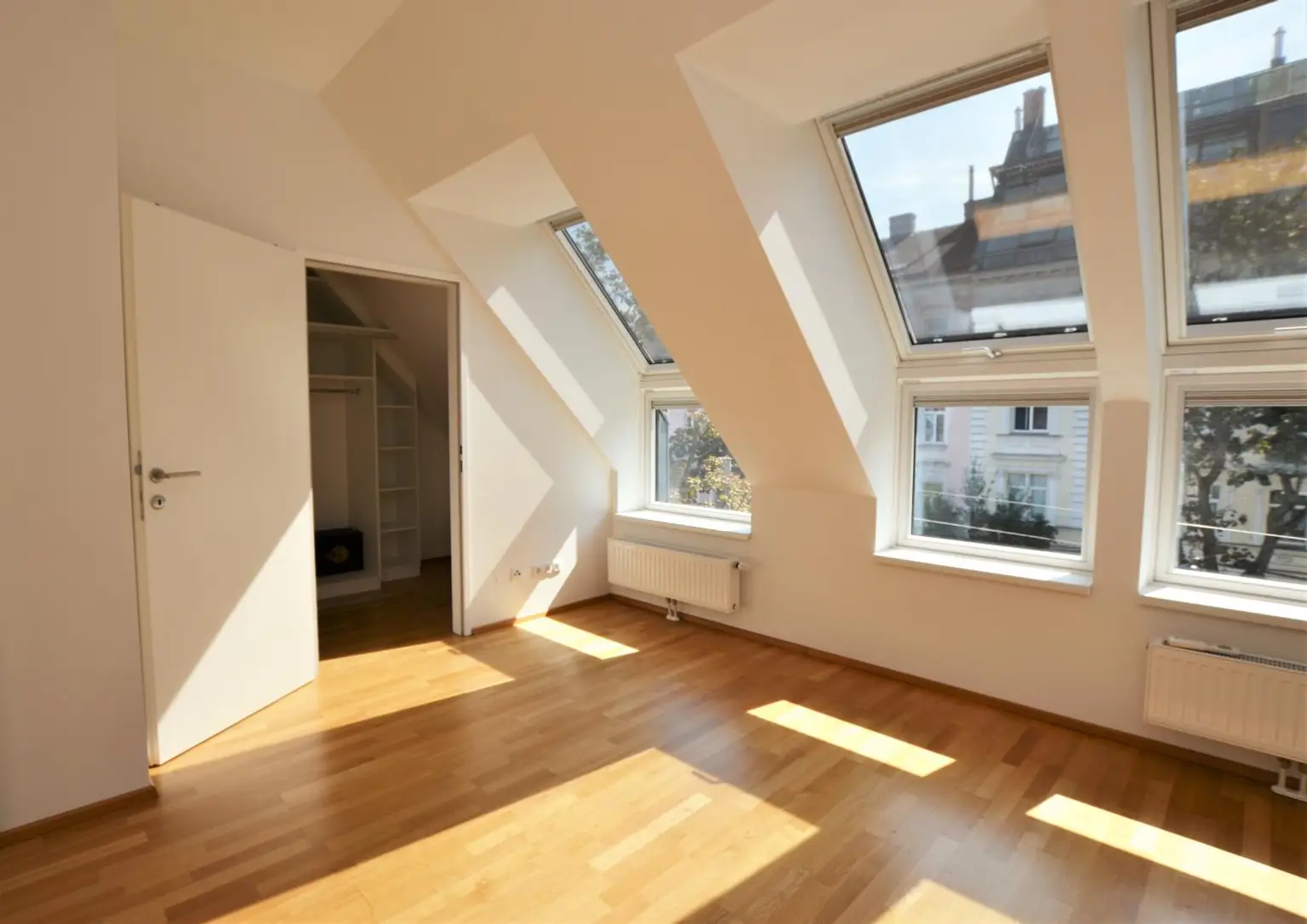 Helle Dachgeschosswohnung mit Charme und viel Freifläche