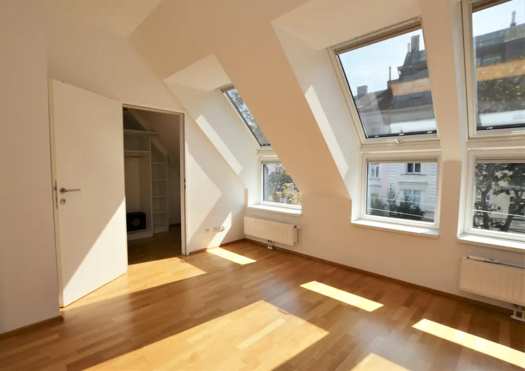 Helle Dachgeschosswohnung mit Charme und viel Freifläche