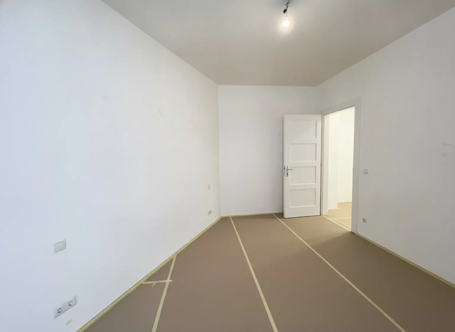 UNBEFRISTET: Ansprechende 3-Zimmer-Altbauwohnung mit kleinem Balkon