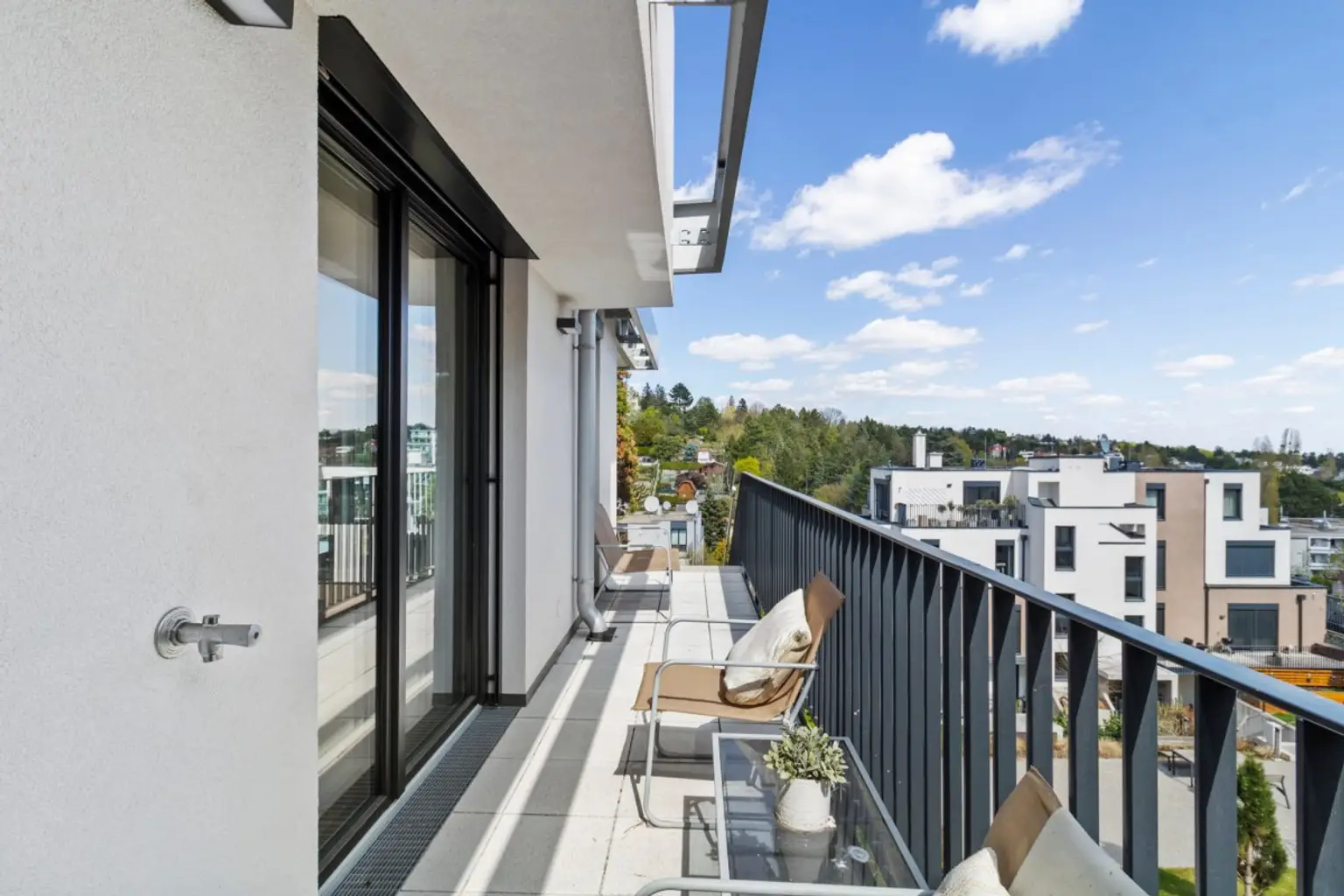 F | ++ GRÜNE LAGE, GROSSE RÄUME ++ VIER Zimmer Wohnung | Prima Service Immobilien