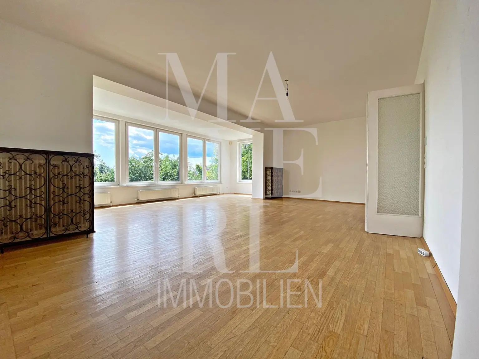 SCHÖNES EINFAMILIENHAUS MIT POOL, TOLLER BLICK, GARAGE & GARTEN