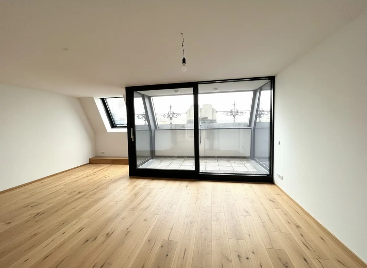 UNBEFRISTET: Klimatisierte Dachgeschosswohnung mit Balkon und Loggia