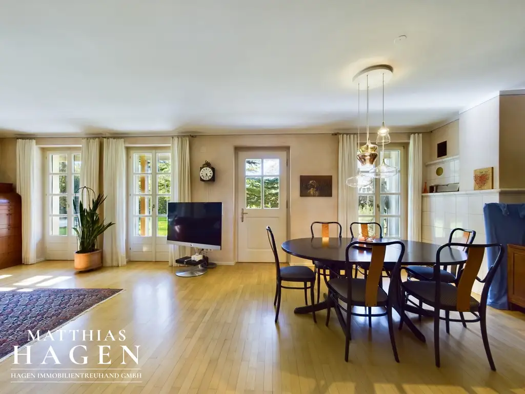 Großzügige Villa mit beeindruckendem Grundstück und Pool