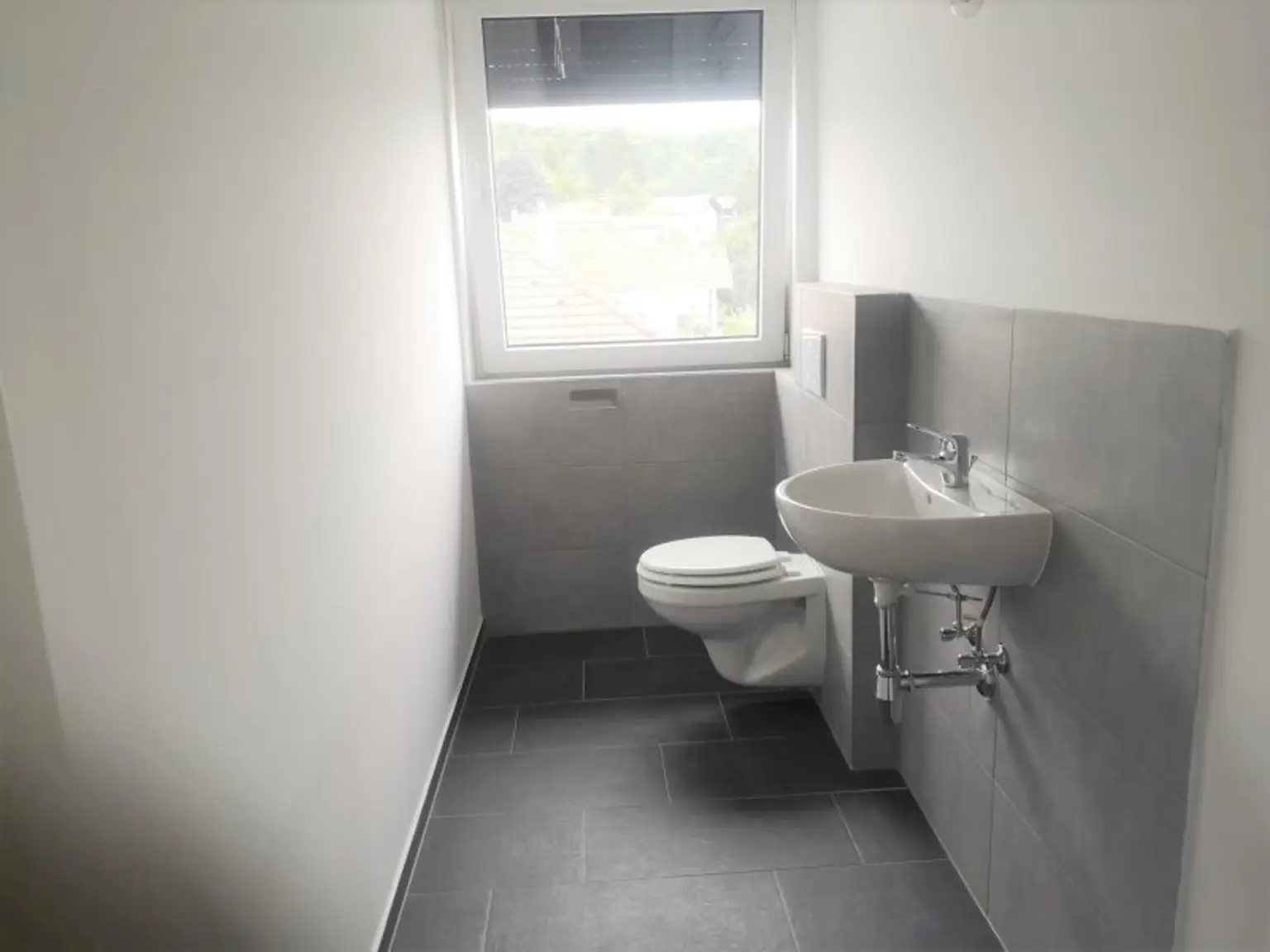 GROßZÜGIGE DACHGESCHOSSWOHNUNG MIT BALKON ZUR VERMIETUNG AB 01.10.2025!