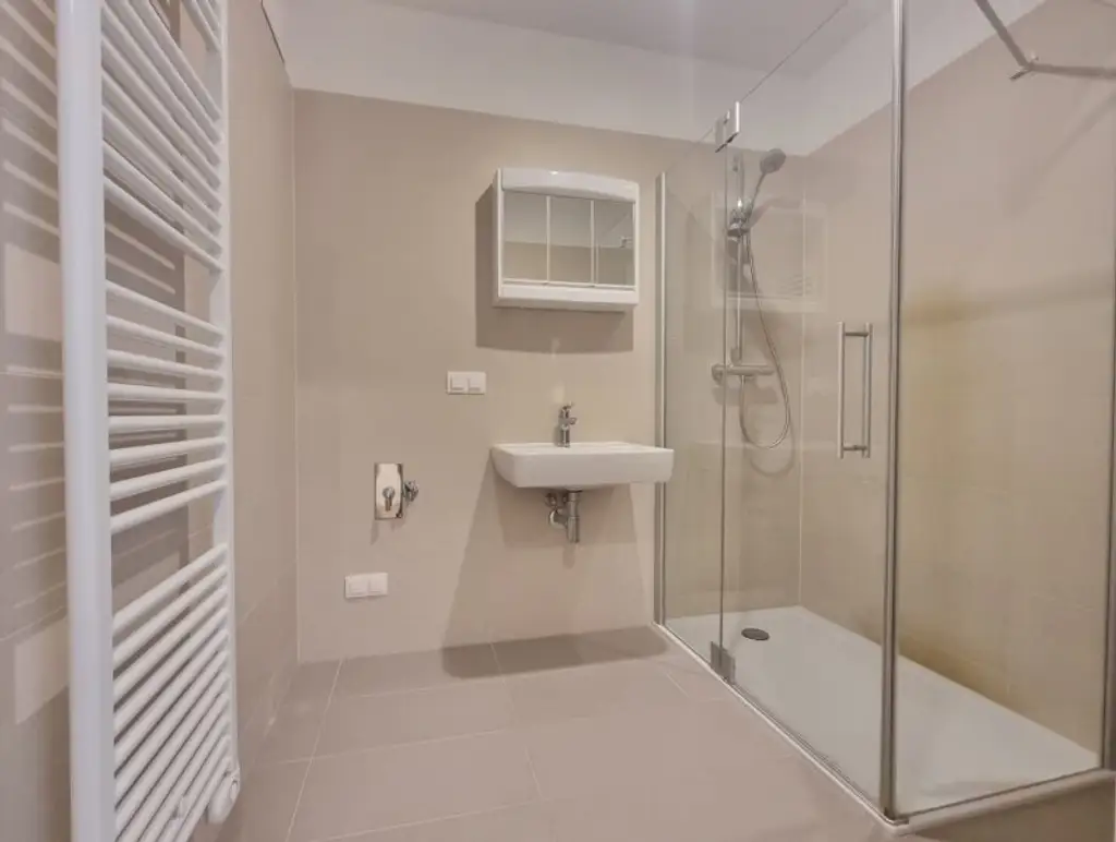 Neuwertige Wohnung mit Südbalkon, DAN-Küche und Freizeitangebot – Nähe U-Bahn