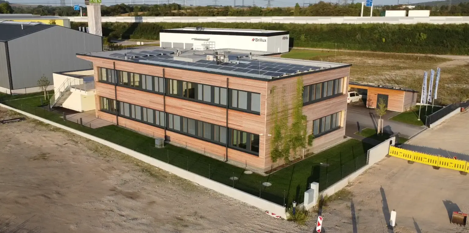 HI TECH BETRIEBSGEBÄUDE