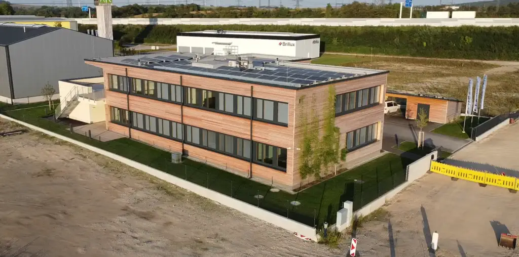 HI TECH BETRIEBSGEBÄUDE