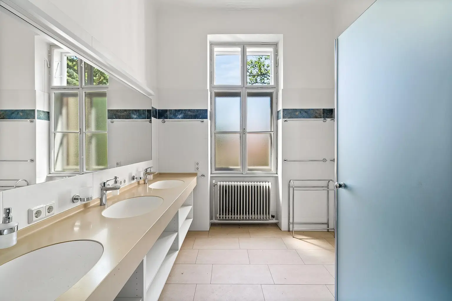 Wohnen wie im alten Wien! Traumhafte klassische Altbauwohnung mit Rohdachboden Nähe Schönbrunn und U 4