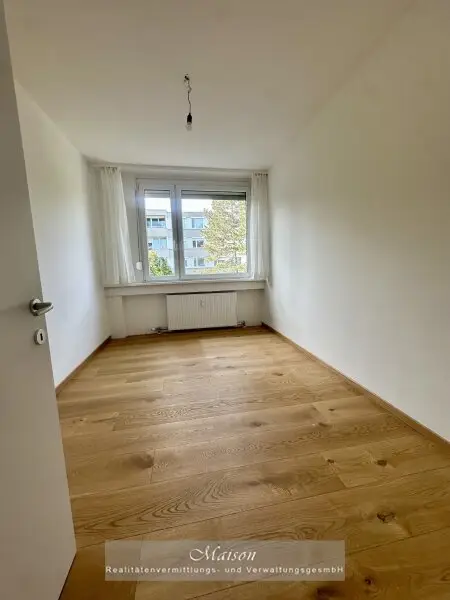 DIREKT AM KURPARK BAD VÖSLAU - SONNIGES FAMILIENEIGENTUM MIT LOGGIA IN TOPZUSTAND