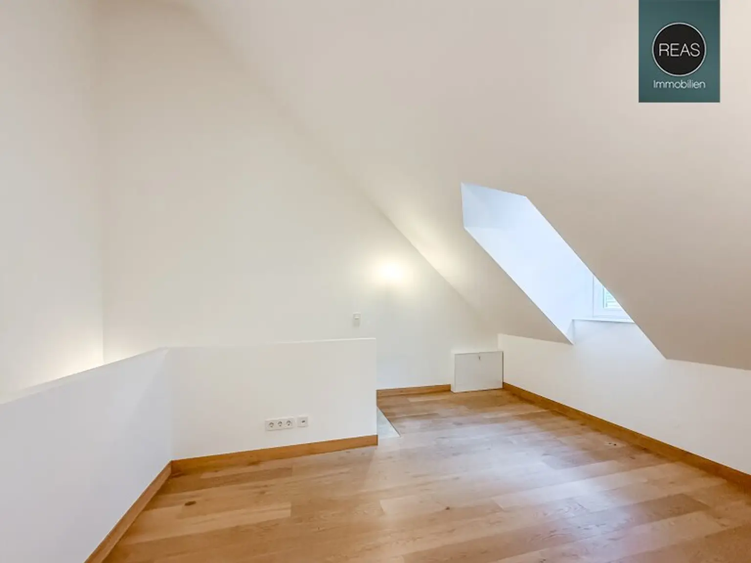 Provisionsfrei: Exklusives Maisonette - Apartment mit Loggia und Terrasse beim Beethoven Museum und Pfarrplatz! Garagen verfügbar!