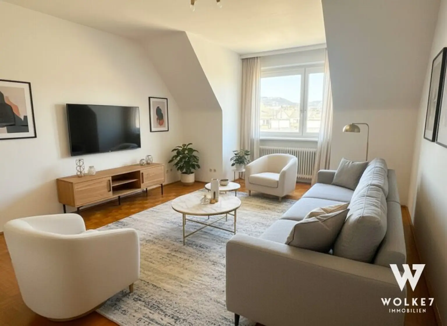 Lichtdurchflutete 2 Zimmer-Dachgeschosswohnung mit viel Potential und Cobenzl-Blick