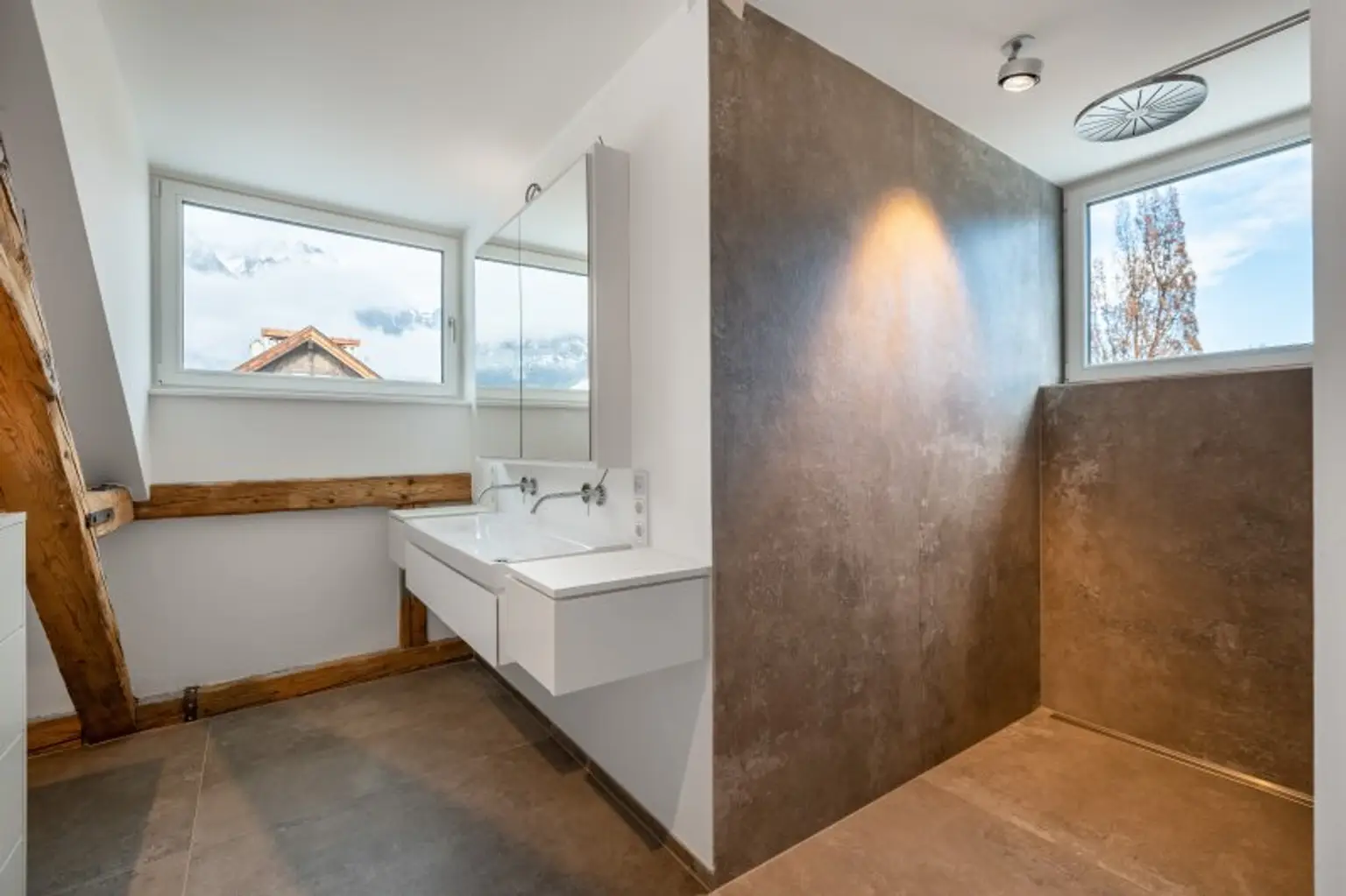 Luxus-Badezimmer mit italienischen Fliesen, Fußbodenheizung, Infinity-Dusche, Doppelwaschbecken