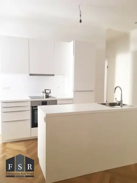 Alles da - Moderne und elegante Altbauwohnung mit Balkon in bester Lage + 1x Garagenplatz und Einbauküche im Preis inkludiert