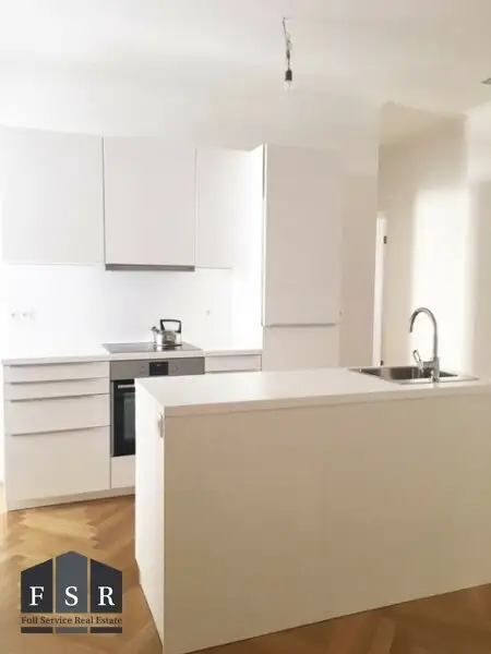 Alles da - Moderne und elegante Altbauwohnung mit Balkon in bester Lage + 1x Garagenplatz und Einbauküche im Preis inkludiert