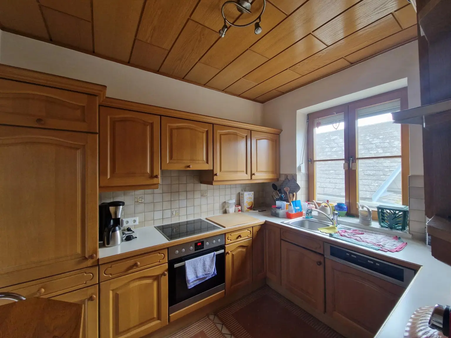 SOLIDES WOHNHAUS MIT EHEMALIGEM SOMMERHAUS, HERRLICHER TERRASSE UND POOL IN TRAUMHAFTER RUHELAGE