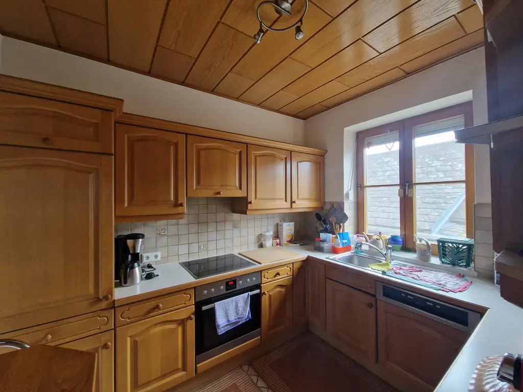 SOLIDES WOHNHAUS MIT EHEMALIGEM SOMMERHAUS, HERRLICHER TERRASSE UND POOL IN TRAUMHAFTER RUHELAGE