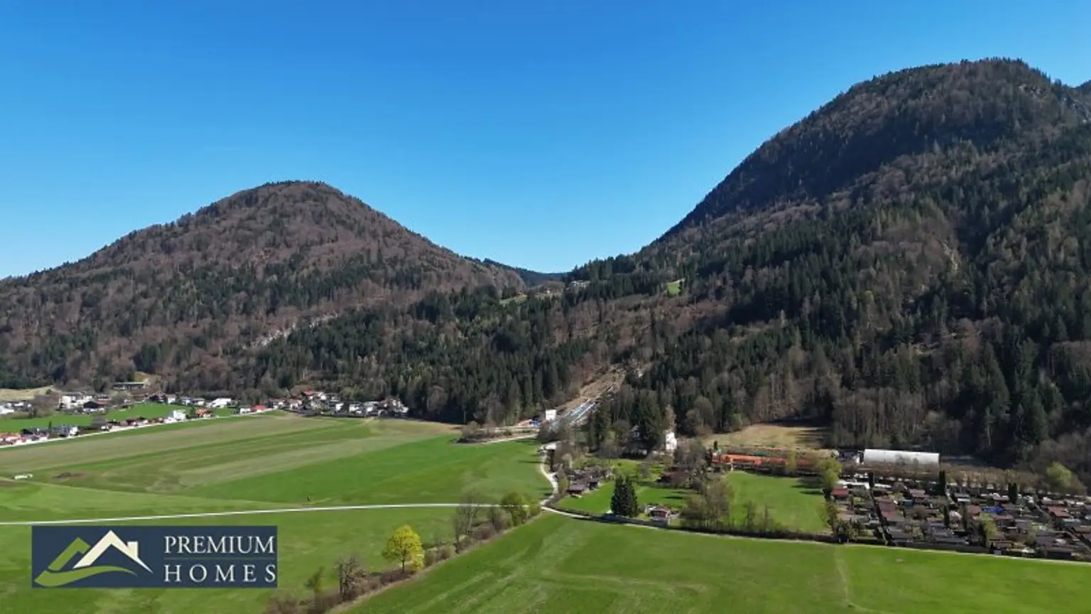 WÖRGL - Schmuck-Stück - Baugrund 439 m² (mit Weganteil 500 m²) - Drohnenaufnahme - Umgebung