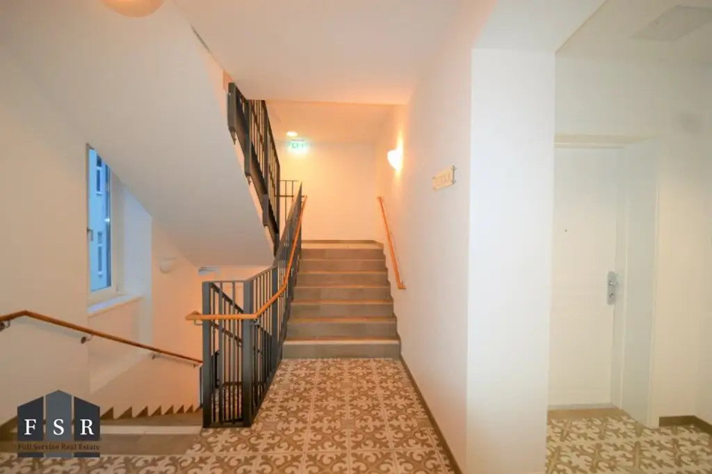 Alles da - Moderne und elegante Altbauwohnung mit Balkon in bester Lage + 1x Garagenplatz und Einbauküche im Preis inkludiert