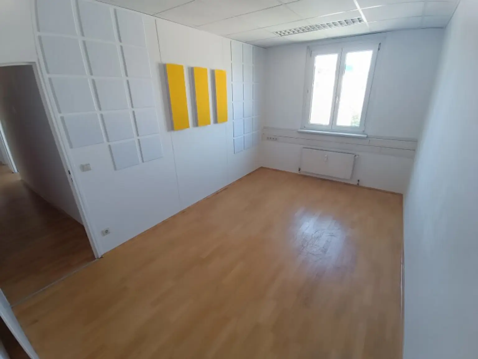 Großzügige Bürofläche mit rund 155 m² und Ausrichtung in den Innenhof! 6 Zimmer + Empfangsbereich direkt bei der Straßenbahn Yppengasse!