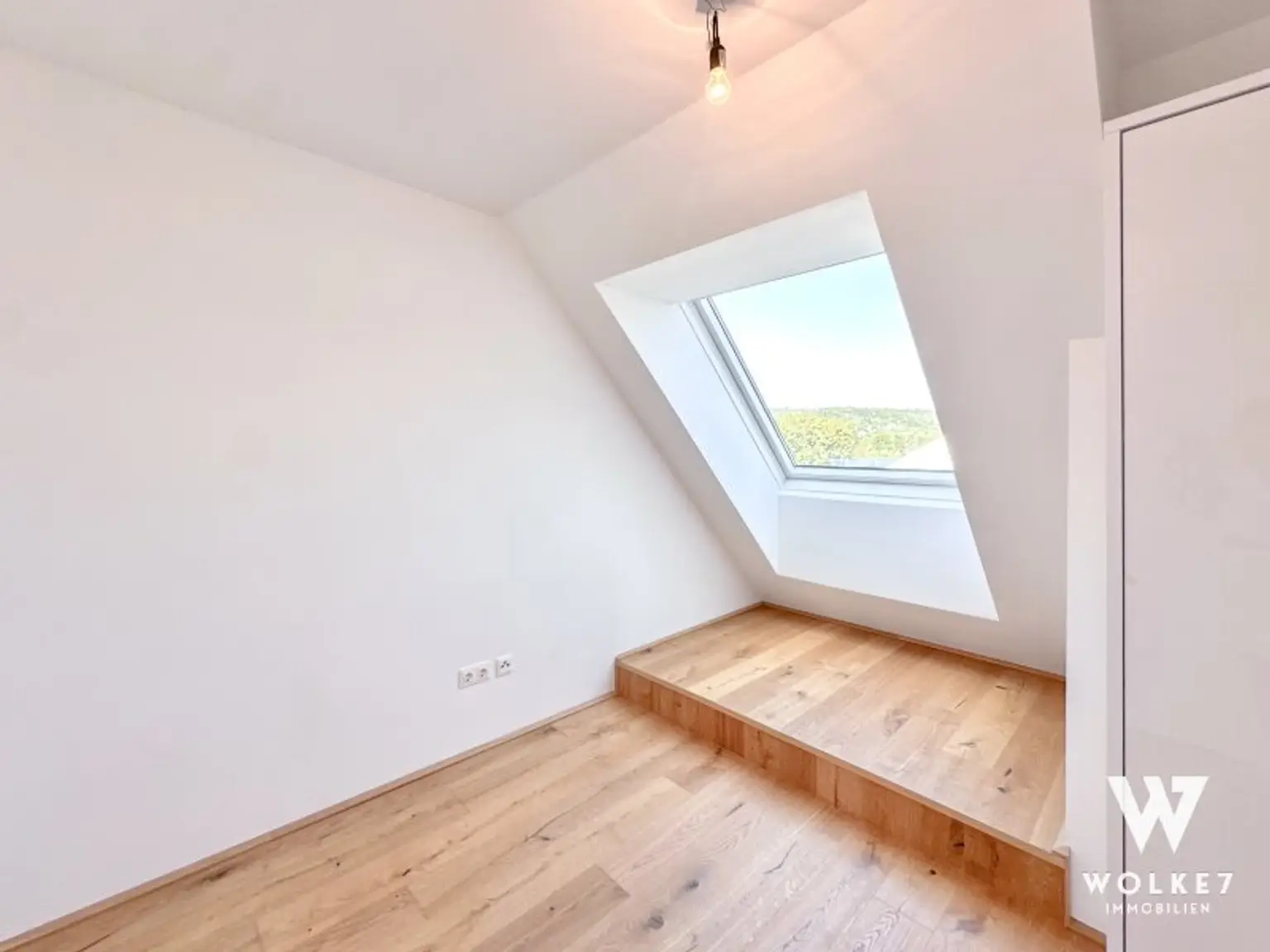 Exklusive 3-Zimmer-Dachgeschoss-Maisonette mit der Terrasse und Tiefgaragenplatz