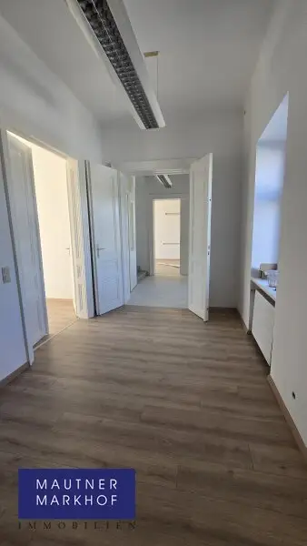 Aspern - Siegesplatz - Sanierte helle Bürofläche mit 800m² Lageroption im Hof - U2