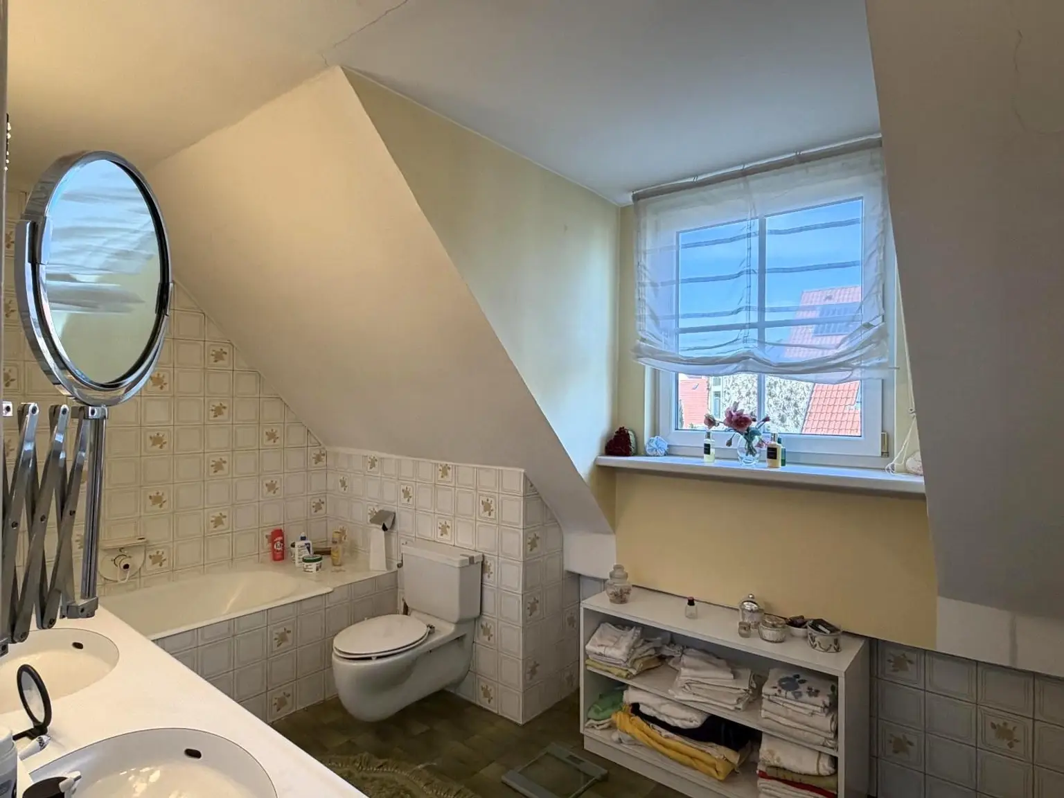 OG / Badezimmer mit Fenster