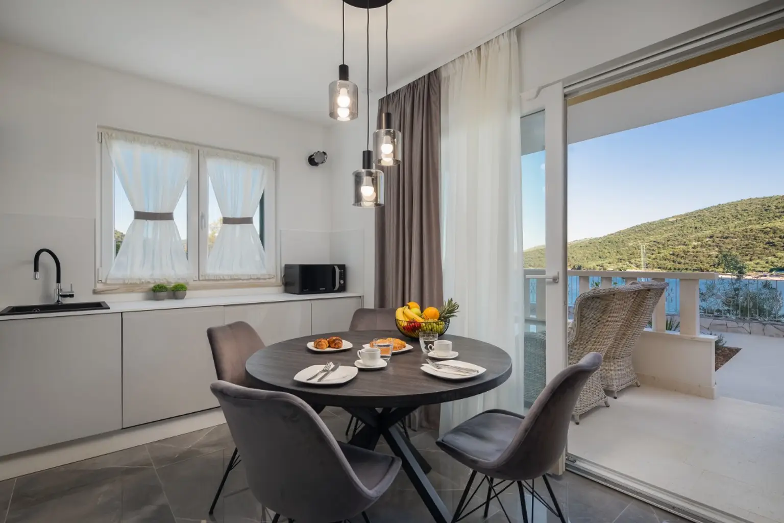 C | ++ MARINA bei TROGIR ++ Apartments direkt am Meer, 1. Reihe | Prima Service Immobilien