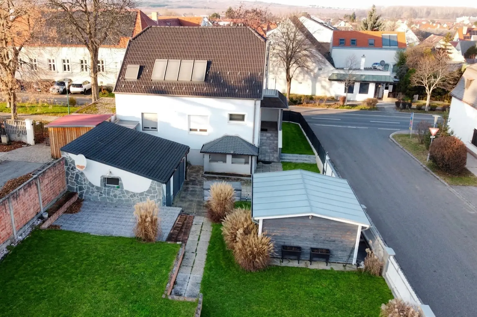 Luftaufnahme(Wiese mit KI bearbeitet,parkende Pkw )
