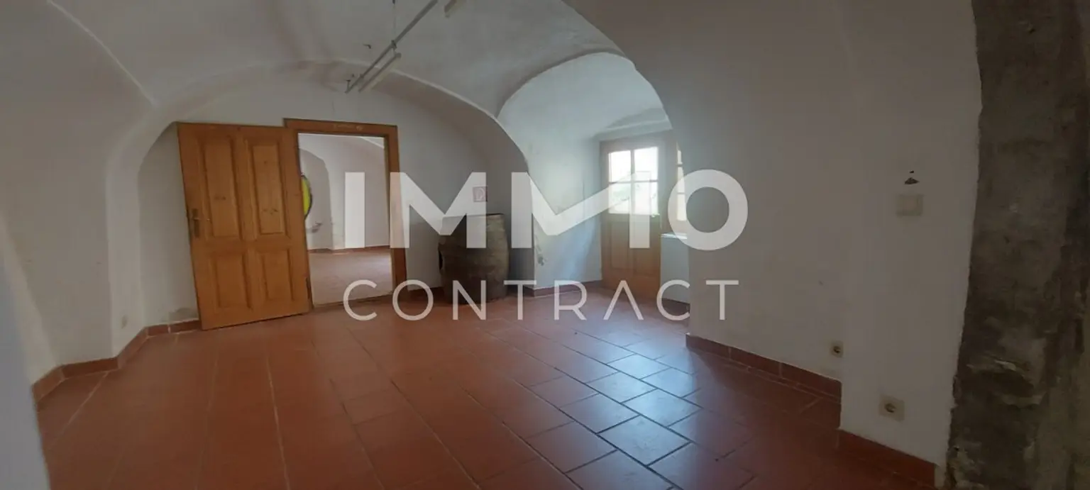 WOHN-UND GESCHÄFTSHAUS AUS DEM 16. JAHRHUNDERT IM HERZEN VON LANGENLOIS 
100 m Kellerröhre, Nebengebäude, Innenhof, Geschäftslokale, usw.