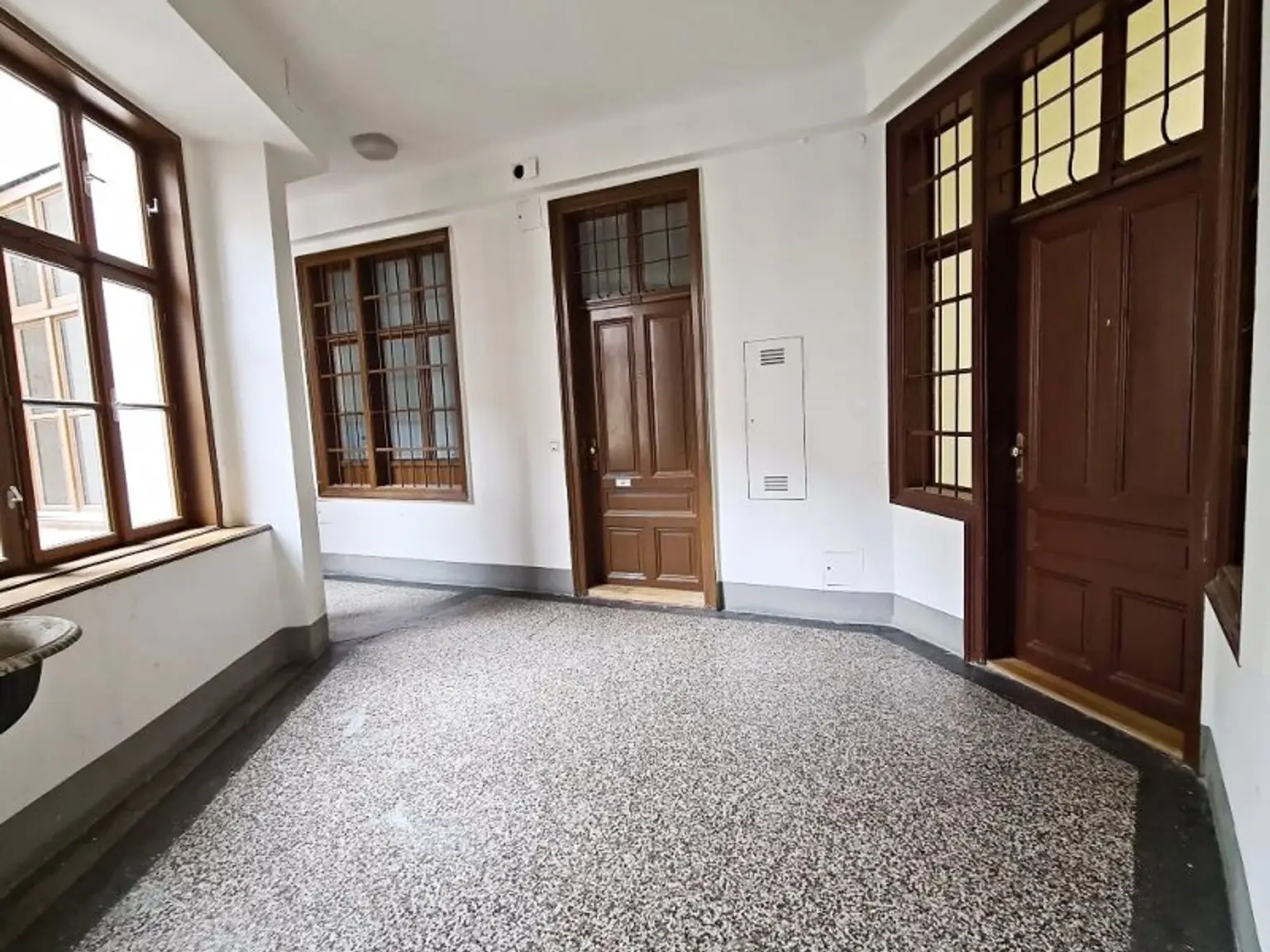 SIEBENBRUNNENPLATZ, gepflegte 85 m2 Altbau, 3 Zimmer, Küche, Wannenbad, Parketten, WG-geeignet, Reinprechtsdorfer Straße